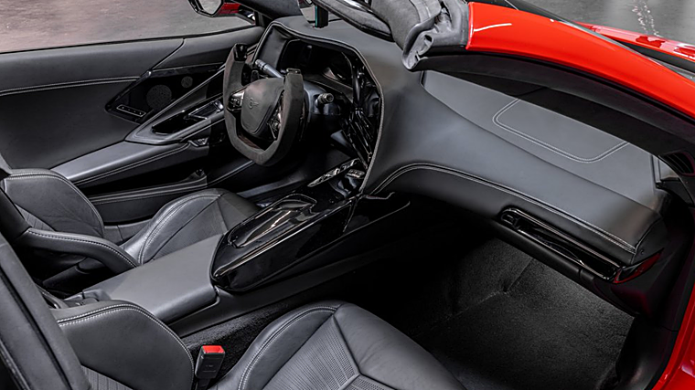 El interior está inspirado en el mundo de las carreras pero con un toque mayor de comodidad