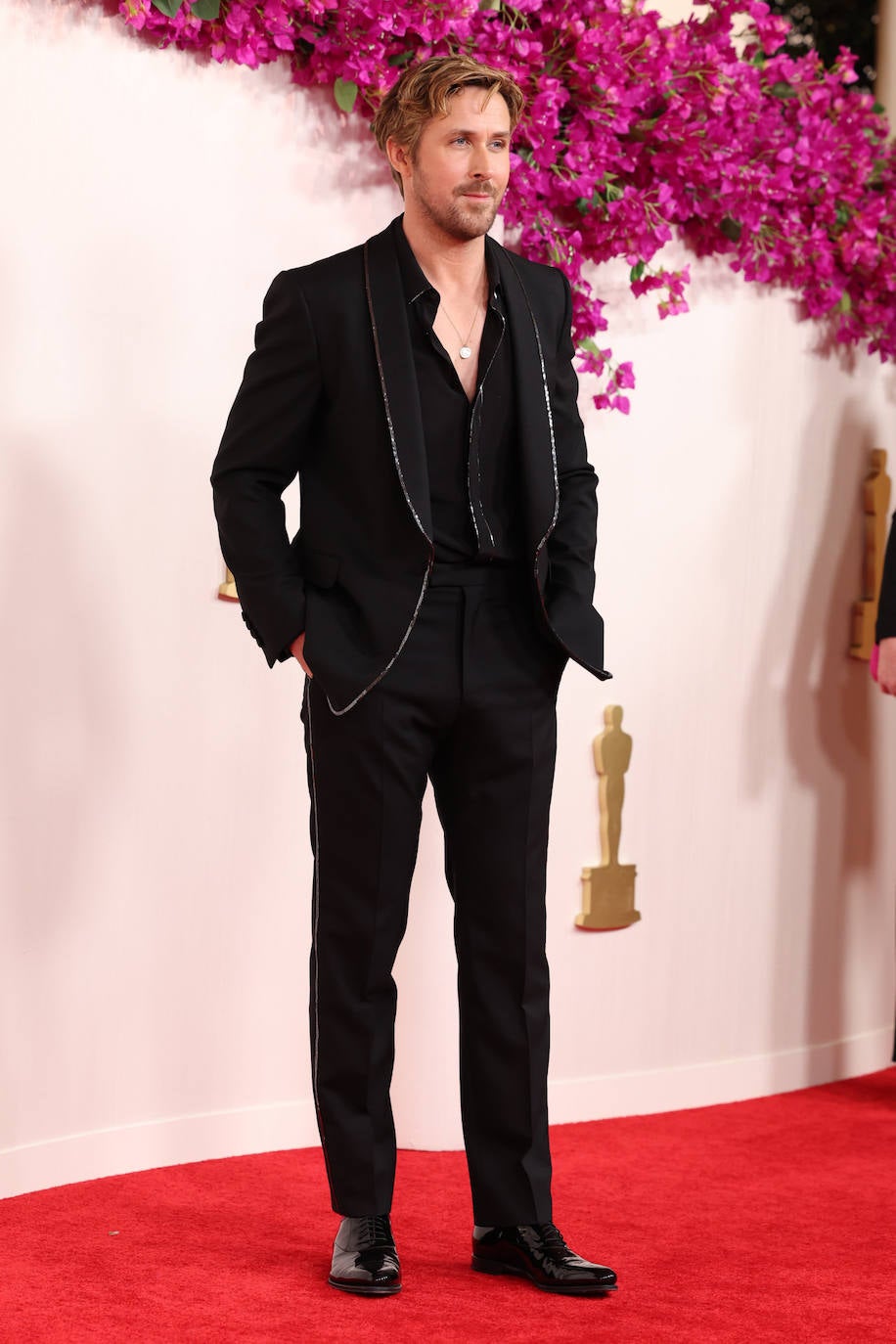 Ryan Gosling eligió un total look en negro, ribeteado en plata de Gucci. 