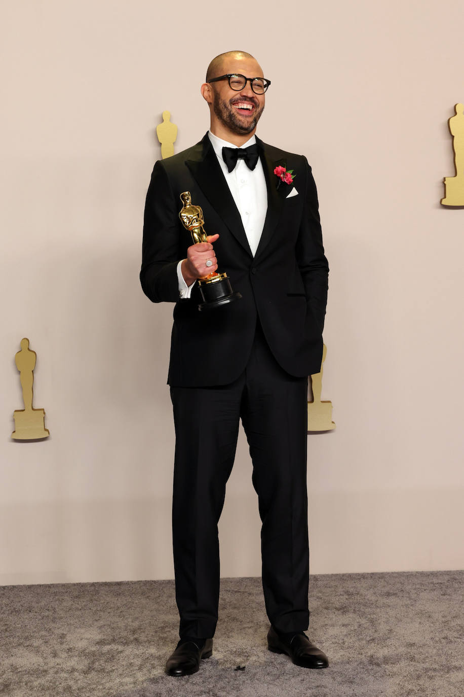 Cord Jefferson, danador del Oscar al Mejor Guión Adaptado por American Fiction, lució el clásico esmoquin de Zegna.