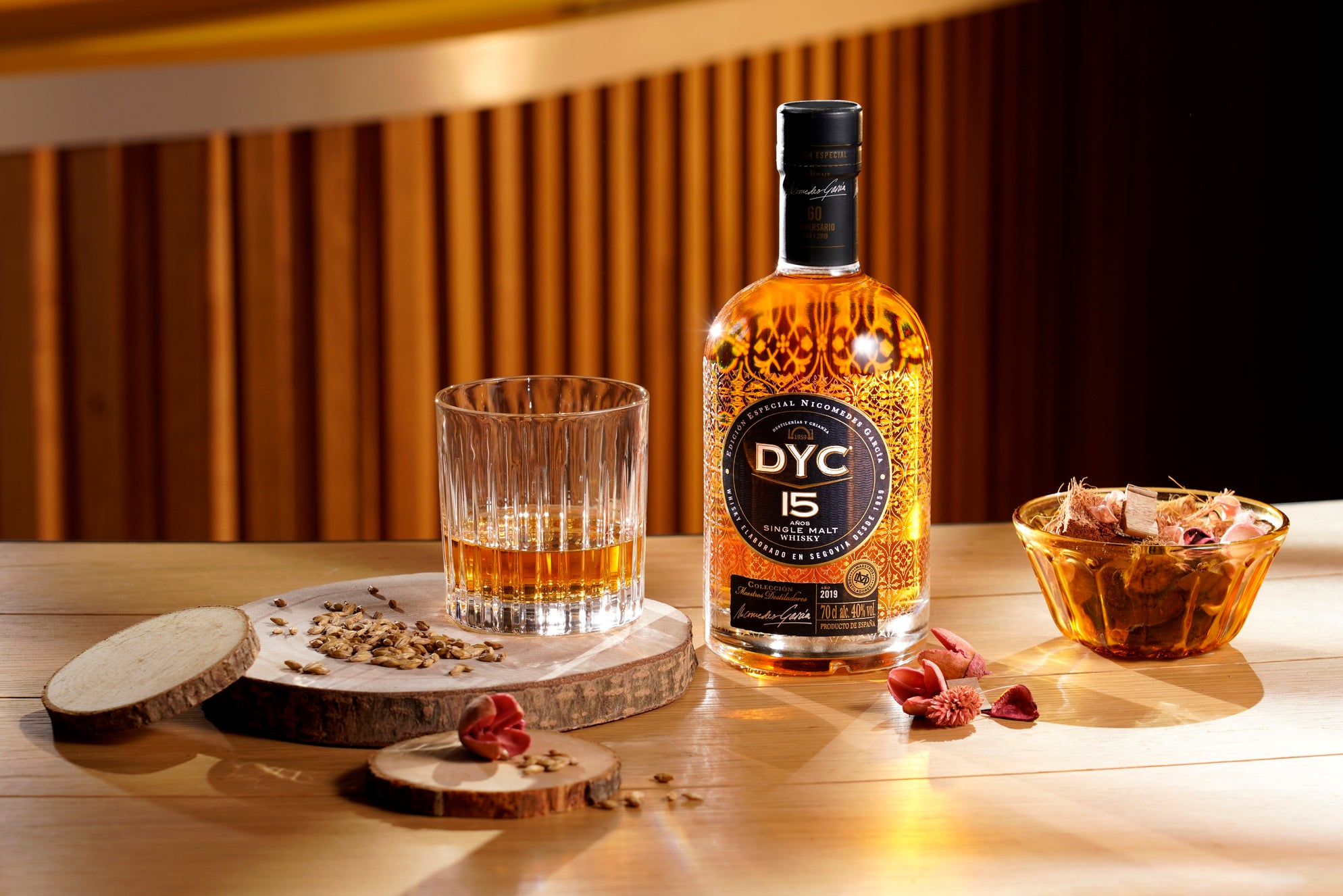 Whisky DYC 15 Este ‘single malt’ de 15 años de envejecimiento único ha sido elaborado por los maestros destiladores de DYC para rendir homenaje a su fundador, Nicomedes García. Su calidad le ha llevado a ganar dos medallas de oro en los World Whiskies Awards. Una excelente elección del whisky español por excelencia.