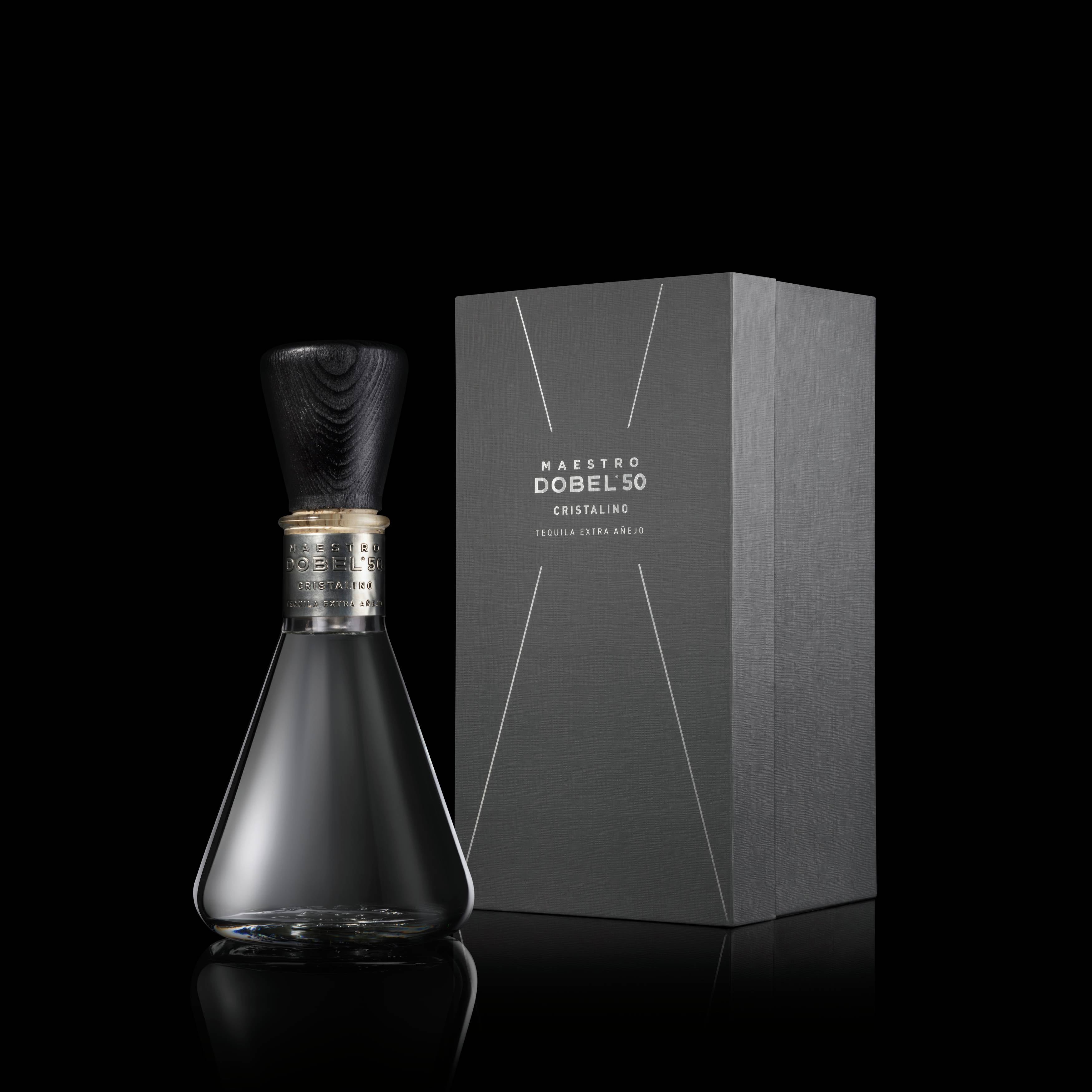 Tequila Maestro Dobel Cristalino Este delicado tequila extra-añejo cristalino , se presenta como una obra de arte sensorial. En la copa, las pronunciadas pernas (lágrimas de la Diosa Mayahuel) y los reflejos de acero y platino son indicadores de su calidad superior, resultado de ese innovador proceso de filtración final que elimina el color. En definitiva, es un festín para los sentidos, con un sabor cremoso que evoca notas de higo, membrillo, dátil, piña y calabaza. Su aroma es una mezcla armoniosa de caramelo, miel, agave cocido y frutos secos, culminando en un perfume tentador y aromático. PVPR (1.75L): 686€