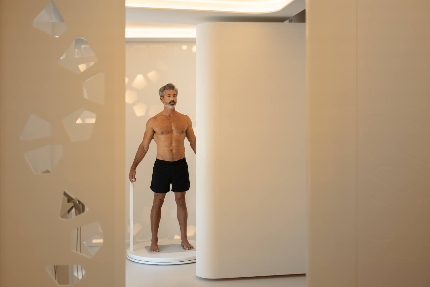 Un experiencia de lujo en SHA Wellness (Alicante) para revitalizar el cuerpo. Restablecer y alcanzar máxima vitalidad, así como lograr el equilibrio físico y mental, esto es lo que promete el tratamiento Rebalance & Energize del exclusivo SHA Wellness. Con un innovador enfoque que incorpora tecnologías y tratamientos clínicamente respaldados y patentados para aliviar el estrés, reequilibrar los sistemas del organismo y revitalizar sus funciones a nivel celular, esta experiencia proporcionará una máxima recuperación y potenciará notoriamente la energía vital de quien lo lleve a cabo. El precio del programa para 4 días con la alimentación incluída es de 2.300€