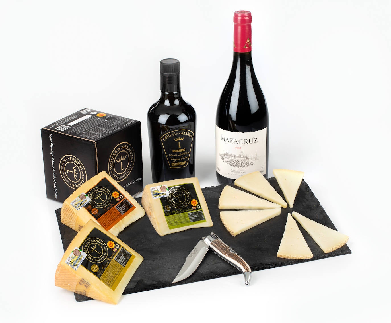 Un año más la finca albaceteña Dehesa Los Llanos ha decidido honrar la tradición del corte del queso a navaja y presentarlo en un estuche gourmet para deleitar a todos esos padres amantes del buen producto. Este pack incluye además una navaja de edición limitada, tres curaciones de queso manchego, aceite de oliva virgen extra y una botella de vino tinto Mazacruz de la cosecha 2022. En esta edición, la navaja está realizada con acero mova, aluminio y asta de ciervo. Esta última es recuperada de forma natural de la cornamenta de los ciervos, seña de identidad de la casa. Un pack muy especial que sin duda hará las delicias de muchos padres. Precio: 79,50 euros