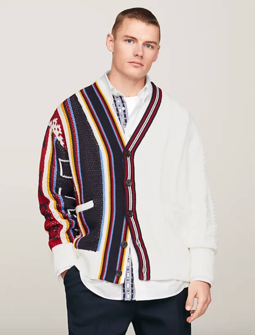 Mitad en blanco, mitad con rayas cosidas en varios colores. Así es esta chaqueta de punto unisex de Tommy Hilfiger. Precio: 390 euros