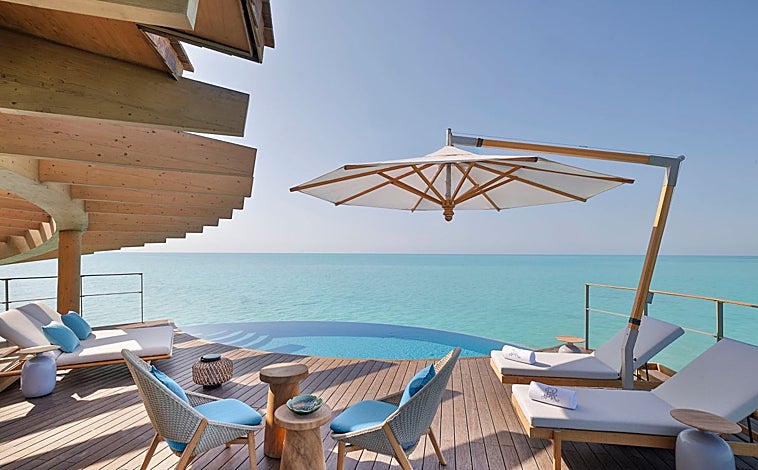 Imagen principal - Ubicado en la primera isla privada del Mar Rojo, en Arabia Saudí, ofrece 90 exclusivas villas con todo lujo de detalles. 