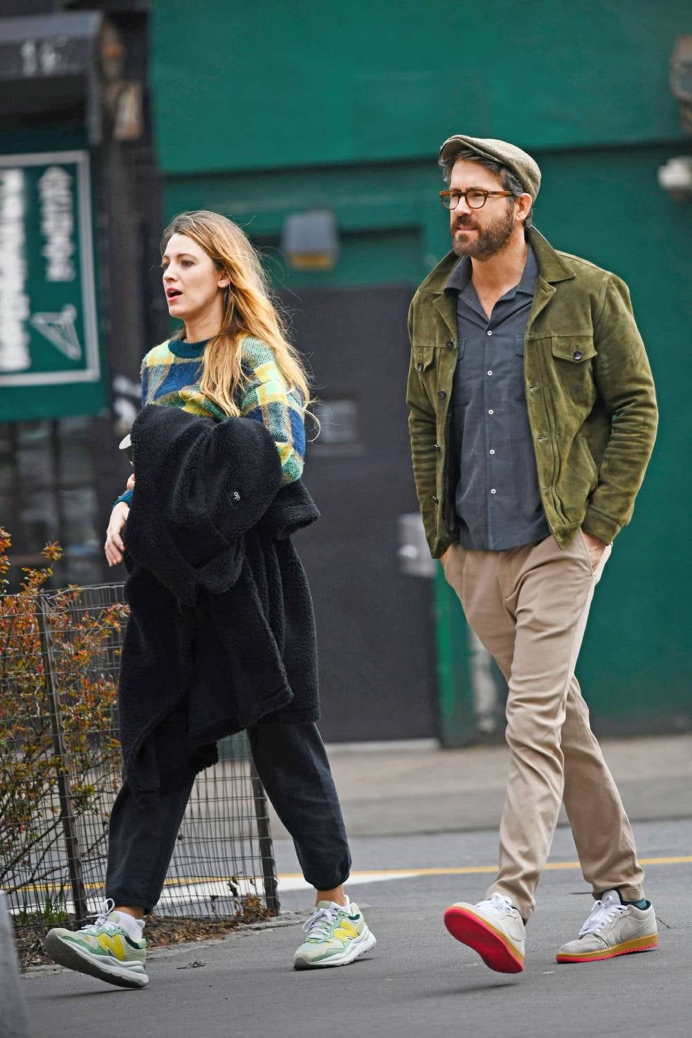 Para completar su look en tonos neutros cargado de prendas básicas, Ryan Reynolds opta en muchas ocasiones por marcar la diferencia con sus zapatillas, en este caso con un diseño de Nike gris con la suela anaranjada.