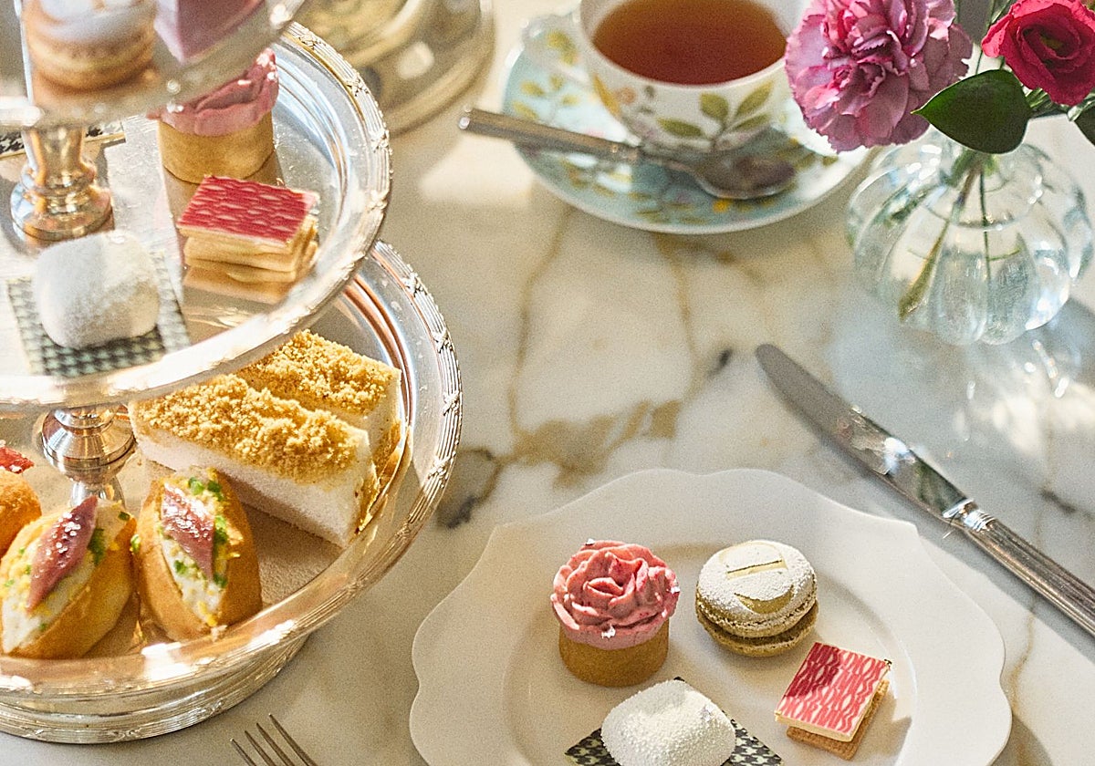 El Miss Dior Afternoon Tea es uno de los planes más exclusivos que puedes disfrutar en Madrid esta primavera.