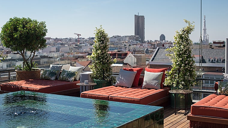 Picos Pardos Sky Lounge by Martini ofrece unas vistas espectaculares de la ciudad y una propuesta gastronómica muy apetecible.