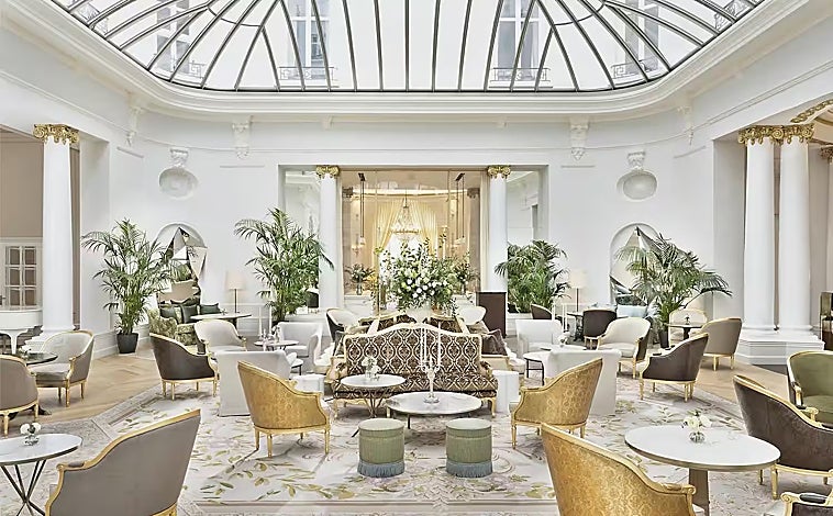 Imagen principal - El Mandarin Oriental Ritz ofrece hasta el 21 de abril un planazo que se inspira en la mítica fragancia de la Maison, ahora reversionada. 