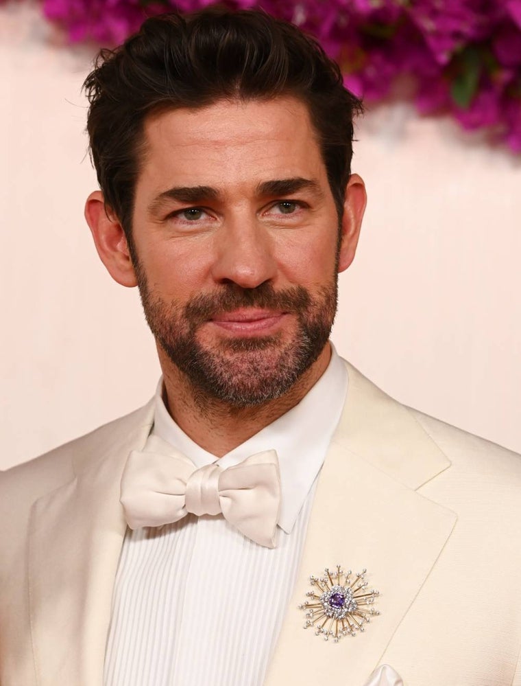 El actor John Krasinski con broche en los Oscar