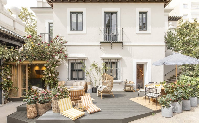 Imagen principal - JYSK y Estudio Mo presentan una terraza ambientada; Fran Cisneros vistió parte de los jardines; Miriam Alía levantó un salón exterior con Natuzzi y su sofá modelo infinito, al que rodeó de paredes de color de plástico reciclado Nagami