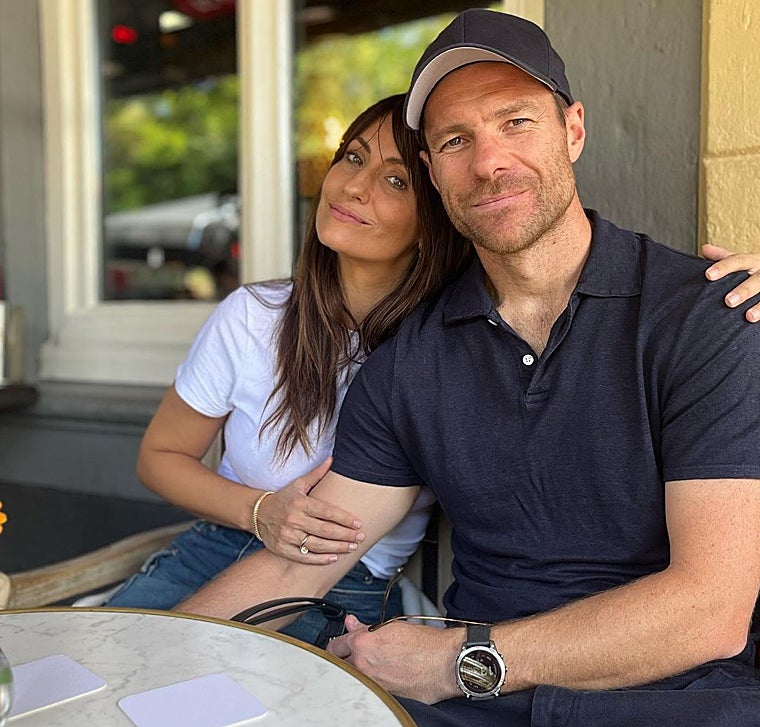 Xabi Alonso junto a su mujer, Nagore Aranburu, luciendo uno de sus relojes de lujo
