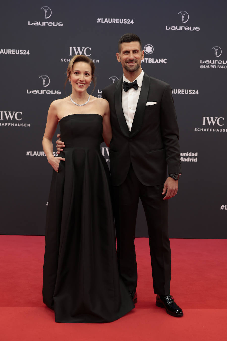 El tenista Novak Djokovic, uno de los triunfadores de la noche, eligió el clásico esmoquin. Su mujer, Jelena, lució un vestido negro con escote palabra de honor y falda amplia con bolsillos. 