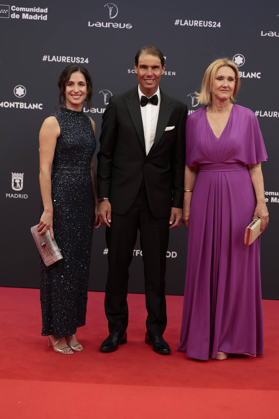 Rafa Nadal, premiado por la labor que realiza desde su Fundación, también se decantó por el clásico esmoquin, la pieza que no falla entre el público masculino para brillar en una alfombra roja. A su lado, su esposa con vestido de lentejuelas, y su madre, con un diseño en tono malva. 