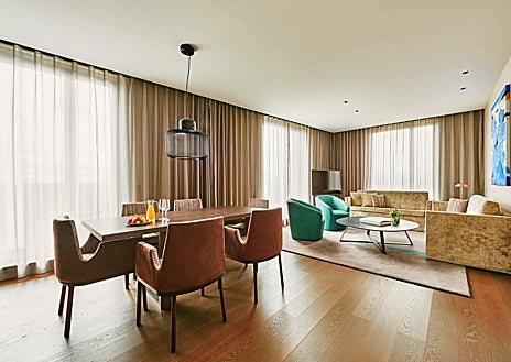 Imagen secundaria 1 - Algunas de las estancias y espacios del Hotel VP Plaza España