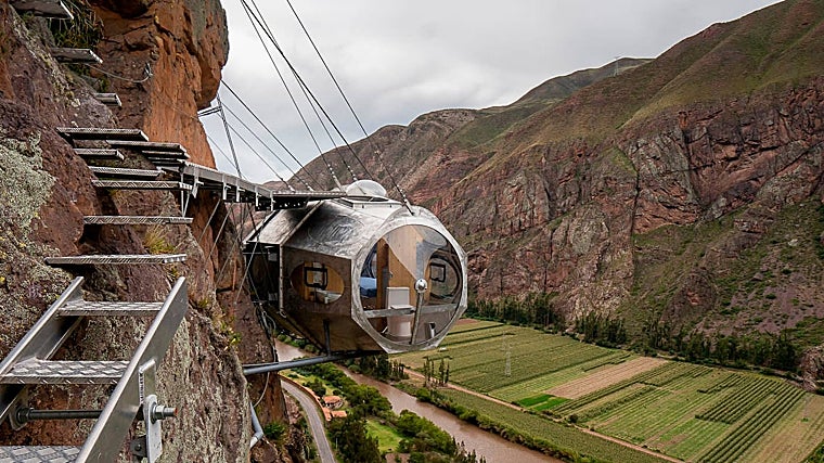 Desayuno con hipopótamos, una suite colgando de una montaña, un tren mítico y más planes únicos para sorprender