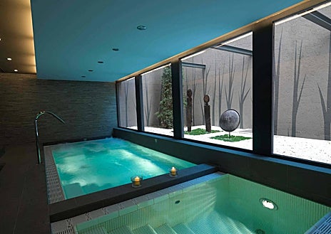 Imagen secundaria 1 - Una de las suites y el spa de Mas de Torrent, en Gerona. Ramón Freixá dirige su propuesta gastronómica.