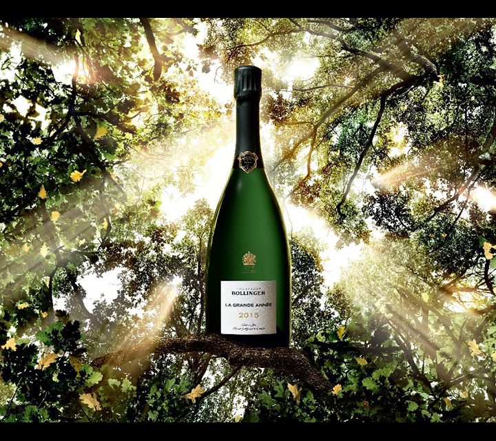 Elaborados únicamente a partir de uvas procedentes de Grands y Premiers Crus, La Grande Année 2015 es la encarnación del saber hacer tradicional cuidadosamente preservado de Champagne Bollinger. Vinificado en barricas de roble, cerrado con corcho natural y removido y degollado a mano, este champagne ha esperado pacientemente 10 años en las bodegas. Con motivo de este lanzamiento, el reconocido y galardonado chef Mario Sandoval, desde su restaurante Coque en Madrid, ha creado un menú especial, exclusivamente para la ocasión, que apuesta por la cocina tradicional como base de la innovación culinaria. La botella puede comprarse en el Club Gourmet de El Corte Inglés y tiendas especializadas. Su precio es de: 209 euros