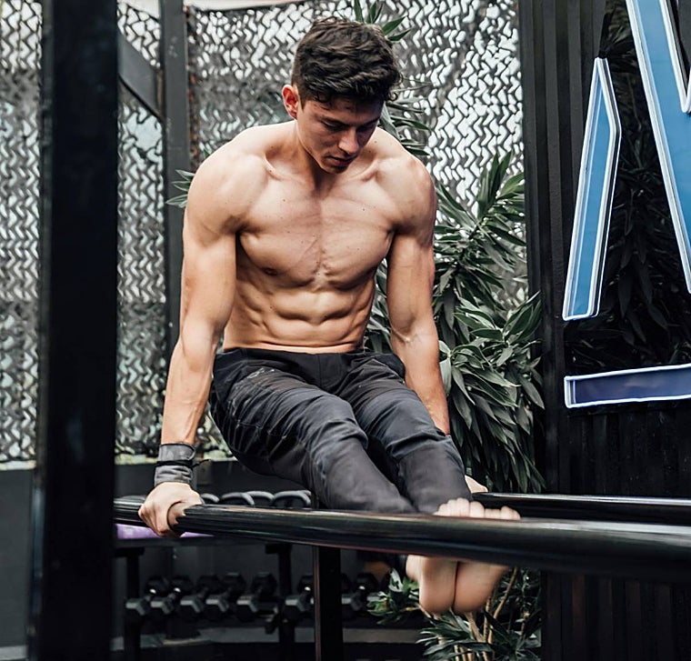 Trabajo de abdominales en barras