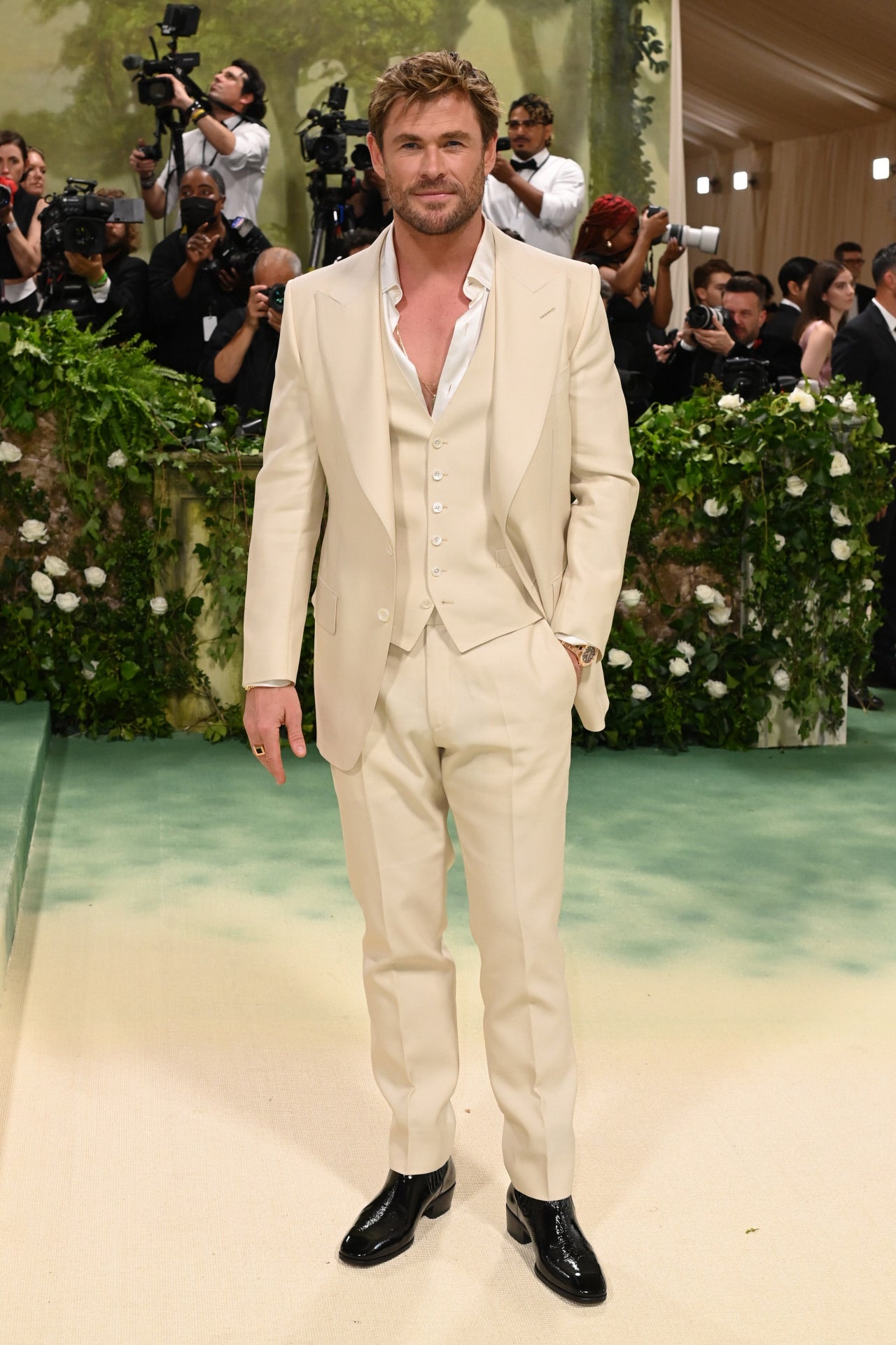 Chris Hemsworth fue otro de los anfitriones de la gala Met 2024. El actor australiano eligió un traje de Tom Ford en color beige y lo combinó con reloj y varios anillos dorados. 