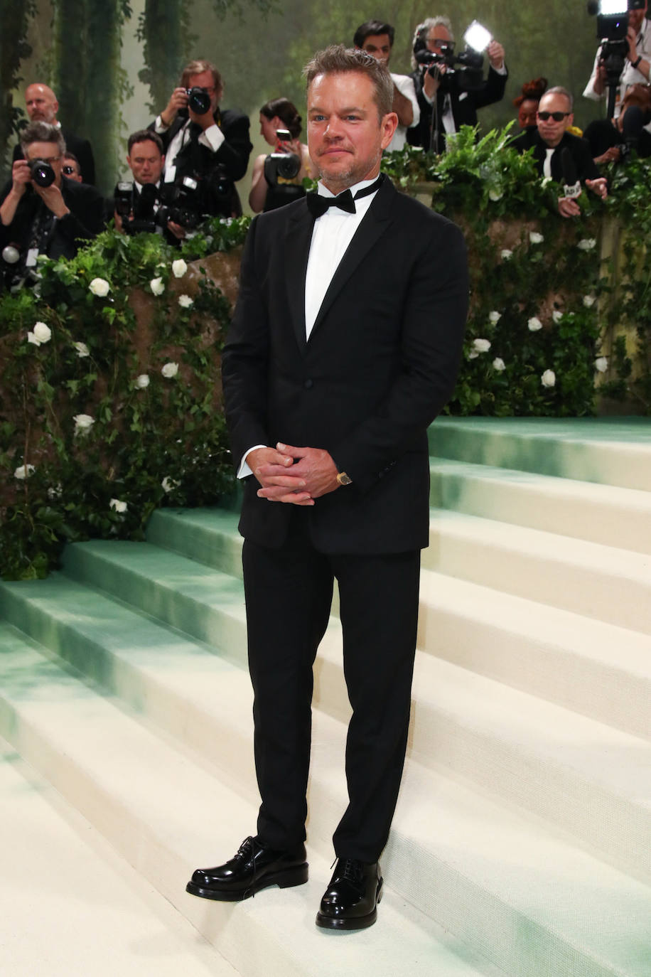 Mat Damon no arriesgó y optó por el clásico esmoquin firmado por Dior, confeccionado en lana y seda, y que combinó con camisa blanca, y derbies de cuero negro. 