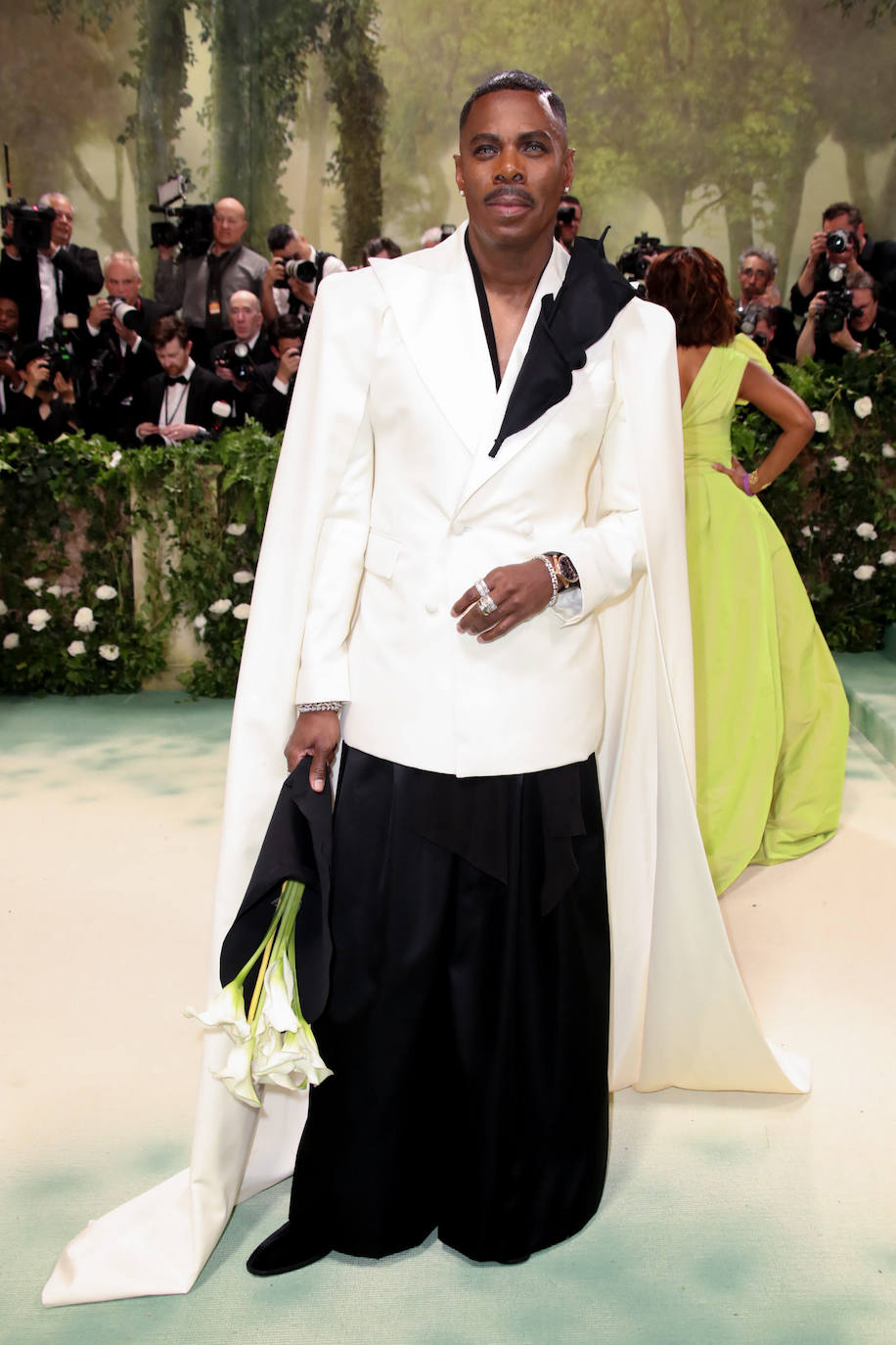 Coman Domingo con maxi traje volvió a ser uno de los hombres más originales sobre la alfombra roja. Eligió un traje con chaqueta blanca que incluía capa y pantalones anchos en negro. 