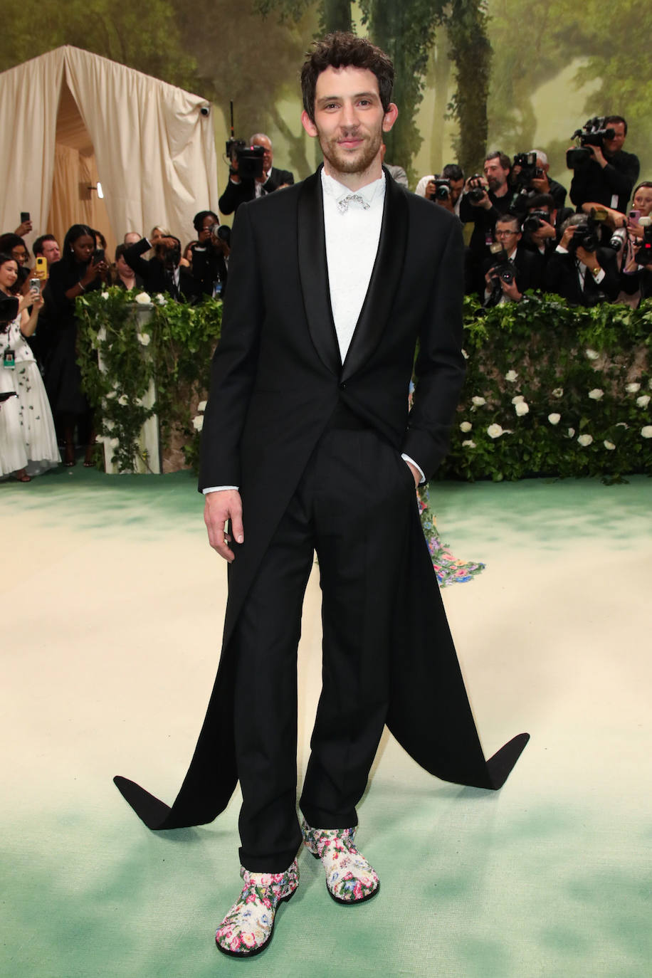 Josh O’Connor fue uno de los más originales al enfundarse en un frac con chaqueta XXL que rozaba el suelo y unos zapatos florales, un guiño impecable con la temática del evento. 