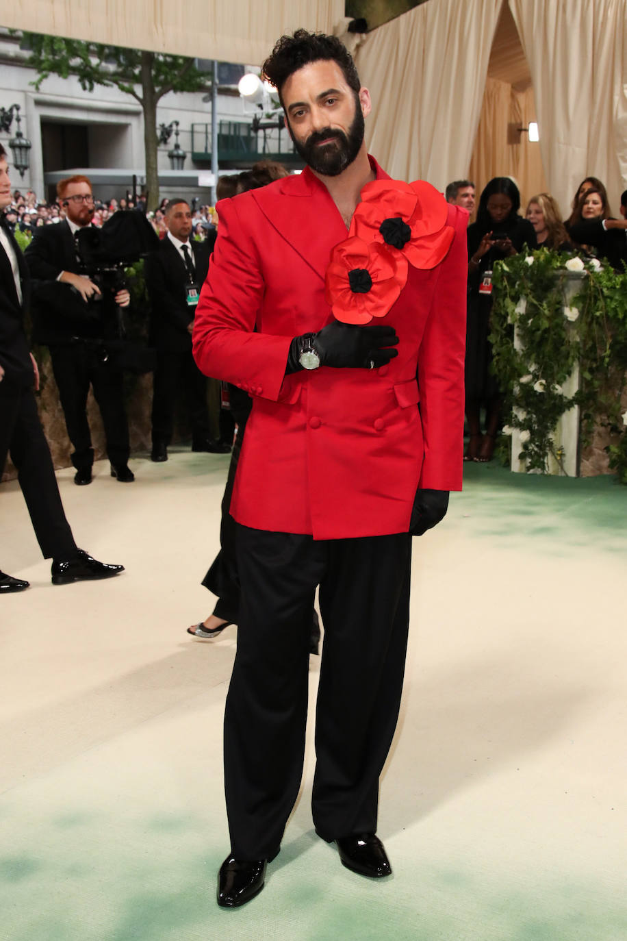 Morgan Spector eligió una original blazer adornada con dos maxi flores. 