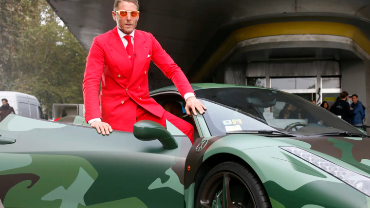 Lapo Elkann con el Ferrari 458 personalizado con motivo 'Army'