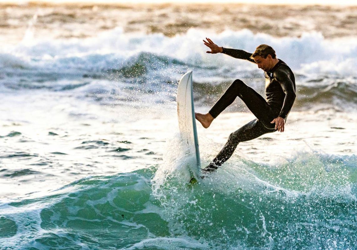 Hombre practicando surf