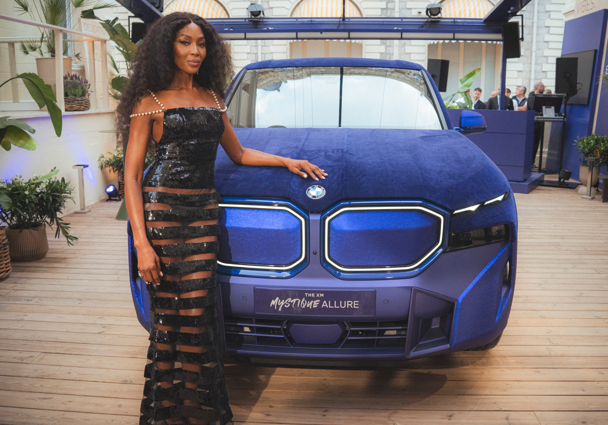 La modelo Naomi Campbell posó con el espectacular BMW XM Mystique Allure en el Festival de Cannes 2024