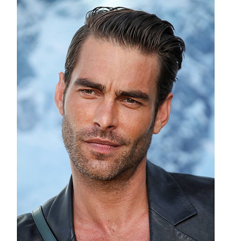 El tupé con efecto mojado es un corte de pelo sofisticado y perfecto para el verano.