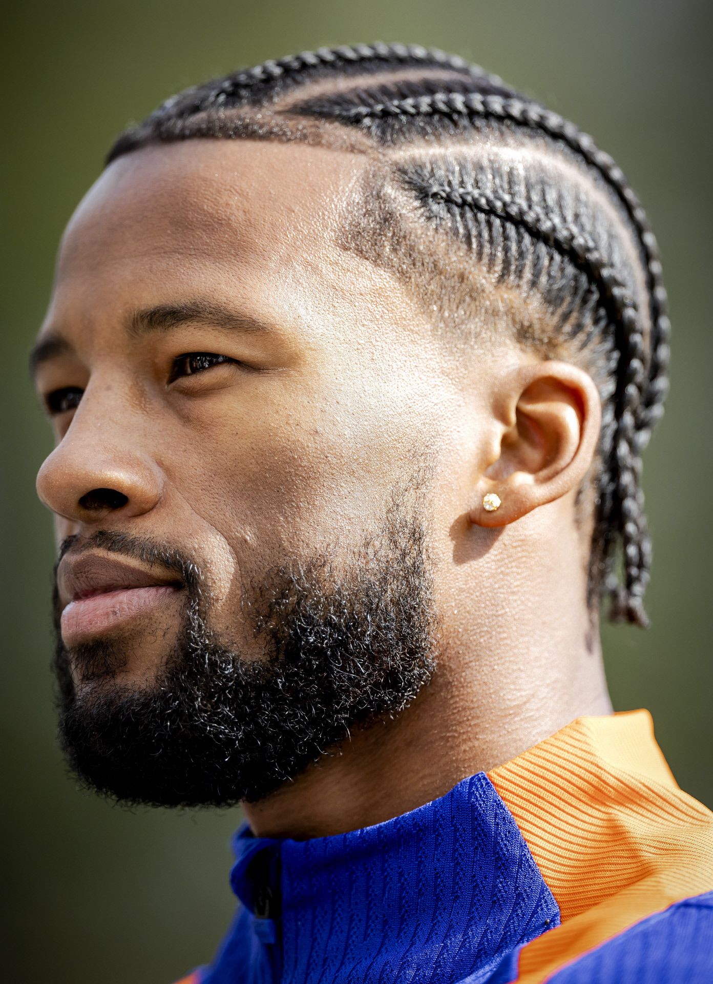 Georginio Wijnaldum, de la selección de Holanda, apuesta por unas llamativas trenzas. 