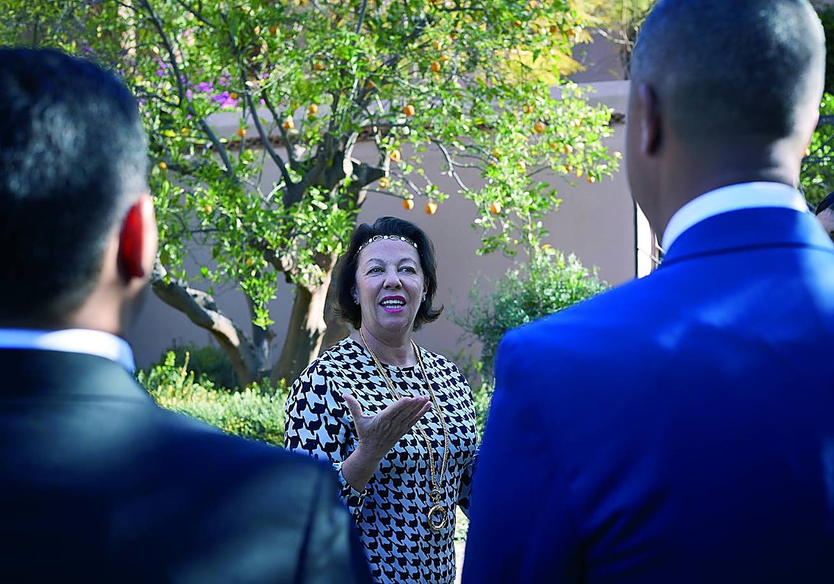 Marie-Claude Métrot, consultora en ceremonial y protocolo, asesorando al personal del exclusivo hotel Royal Mansour Casablanca