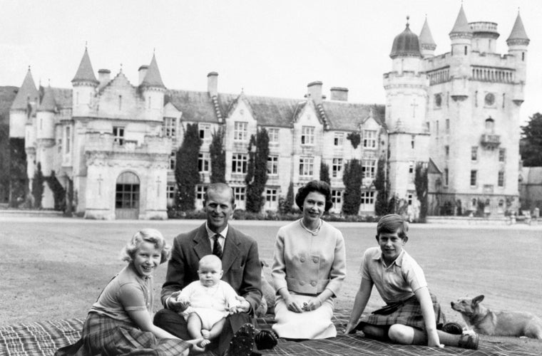 La Reina Isabel II, el Príncipe Felipe y sus hijos en los jardines de Balmoral.