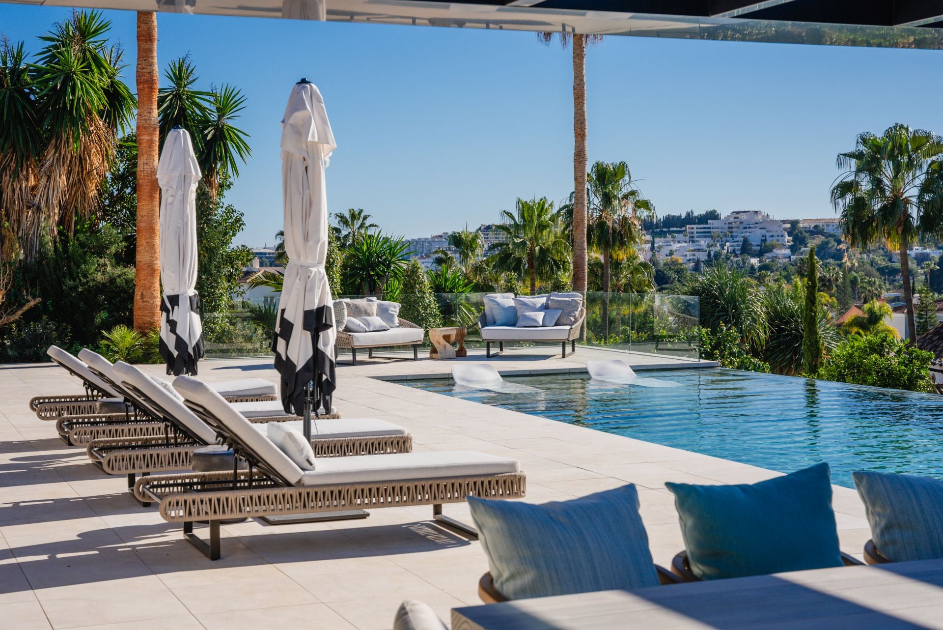 Un concepto de vivienda fiel al estilo de vida mediterráneo de Marbella que prepondera grandes espacios abiertos y una vida bajo el cielo claro de la región como una seña distintiva de la calidad de vida de la misma.