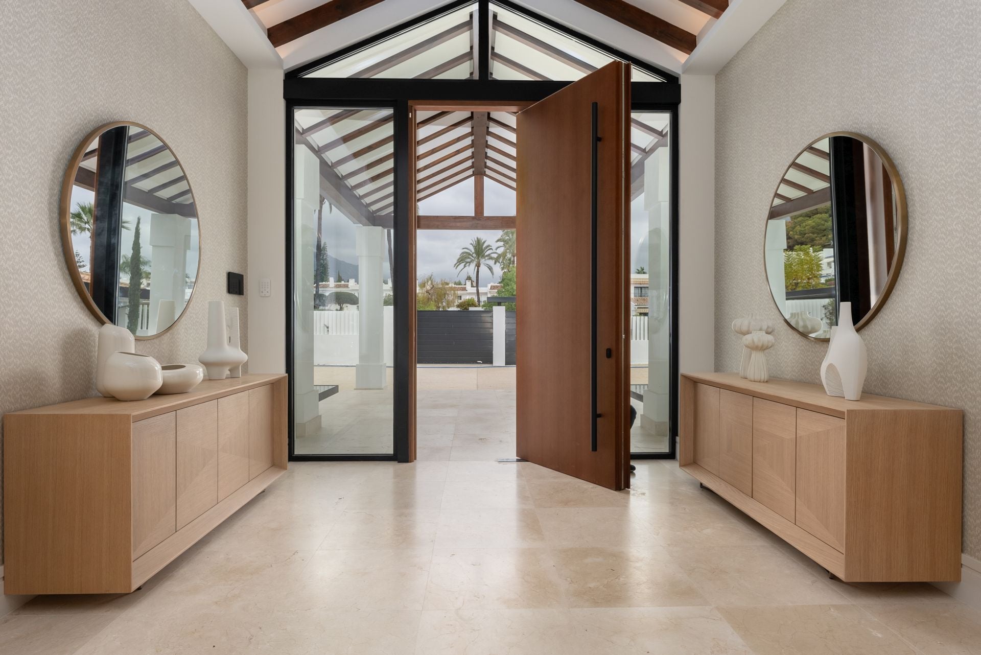 La villa está situada en un lugar privilegiado a escasa distancia del emblemático puerto deportivo y zona de compras de Puerto Banús.