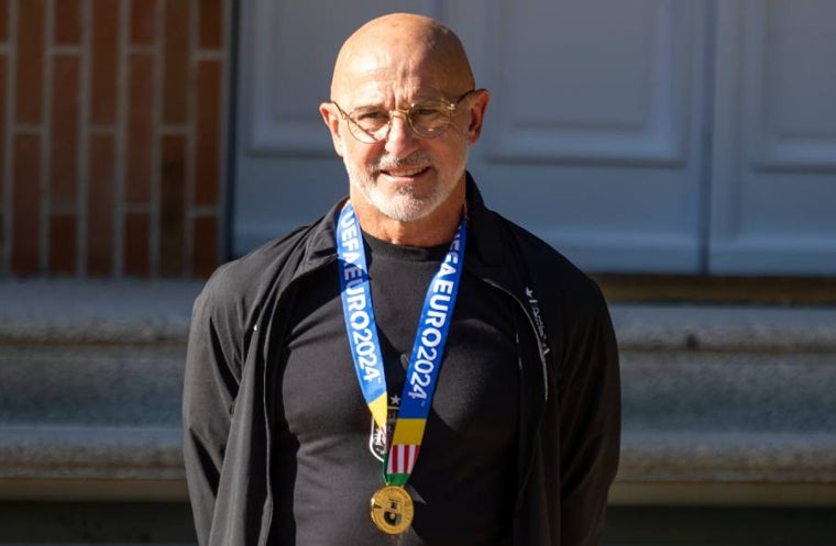 Luis de la Fuente con la medalla de Campeones de Europa