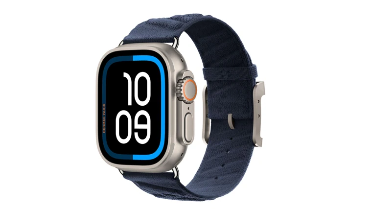 El Apple Watch Hermès Ultra 2 es un modelo único que combina una caja en titanio natural con la nueva correa En Mer de Hermès en color Bleu Nuit (azul marino oscuro) y la esfera Maritime de Hermès a juego