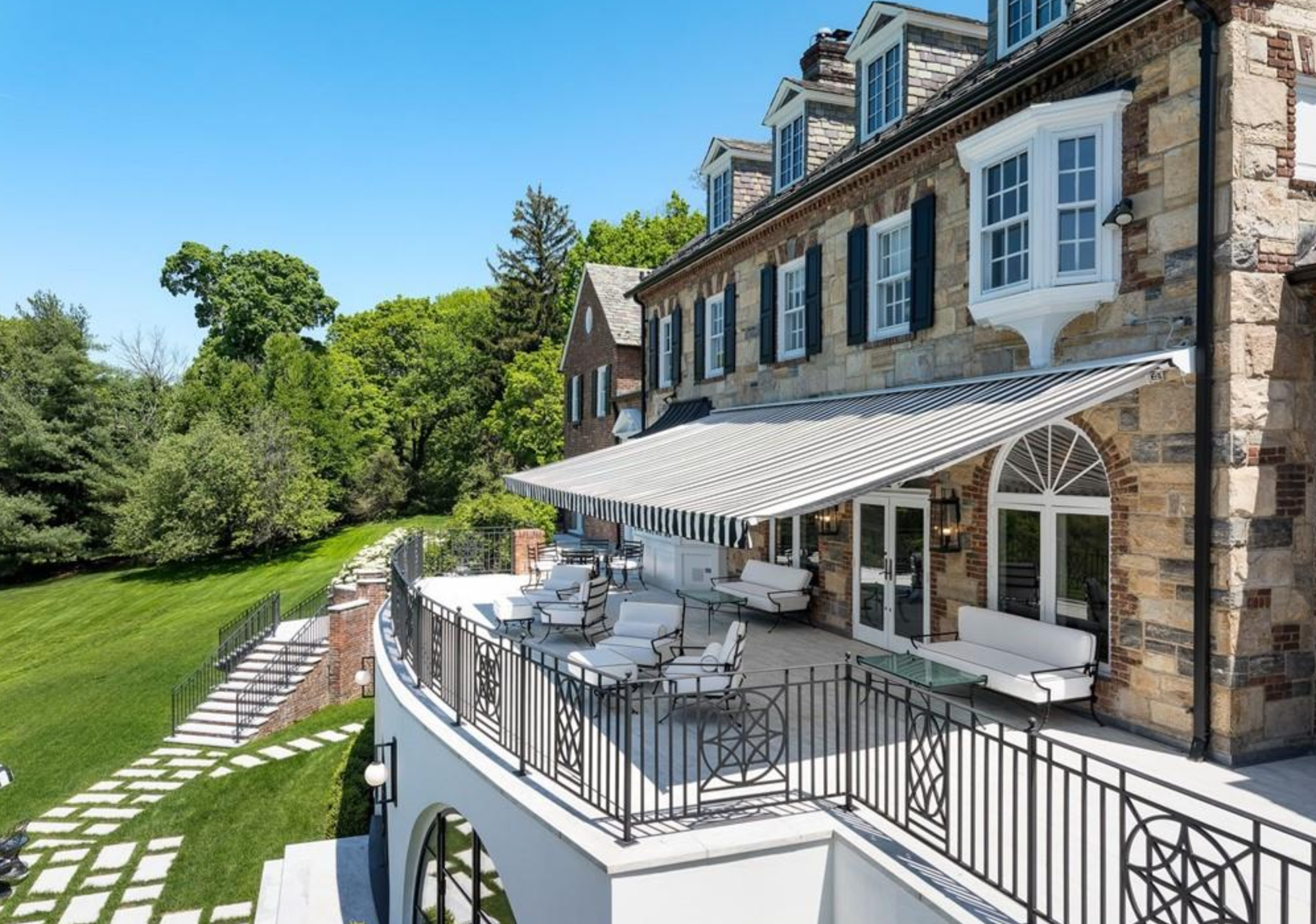 La zona exterior cuenta con amplios jardines para pasear y zonas de comedor al aire libre perfectas para celebrar eventos con amigos y familiares