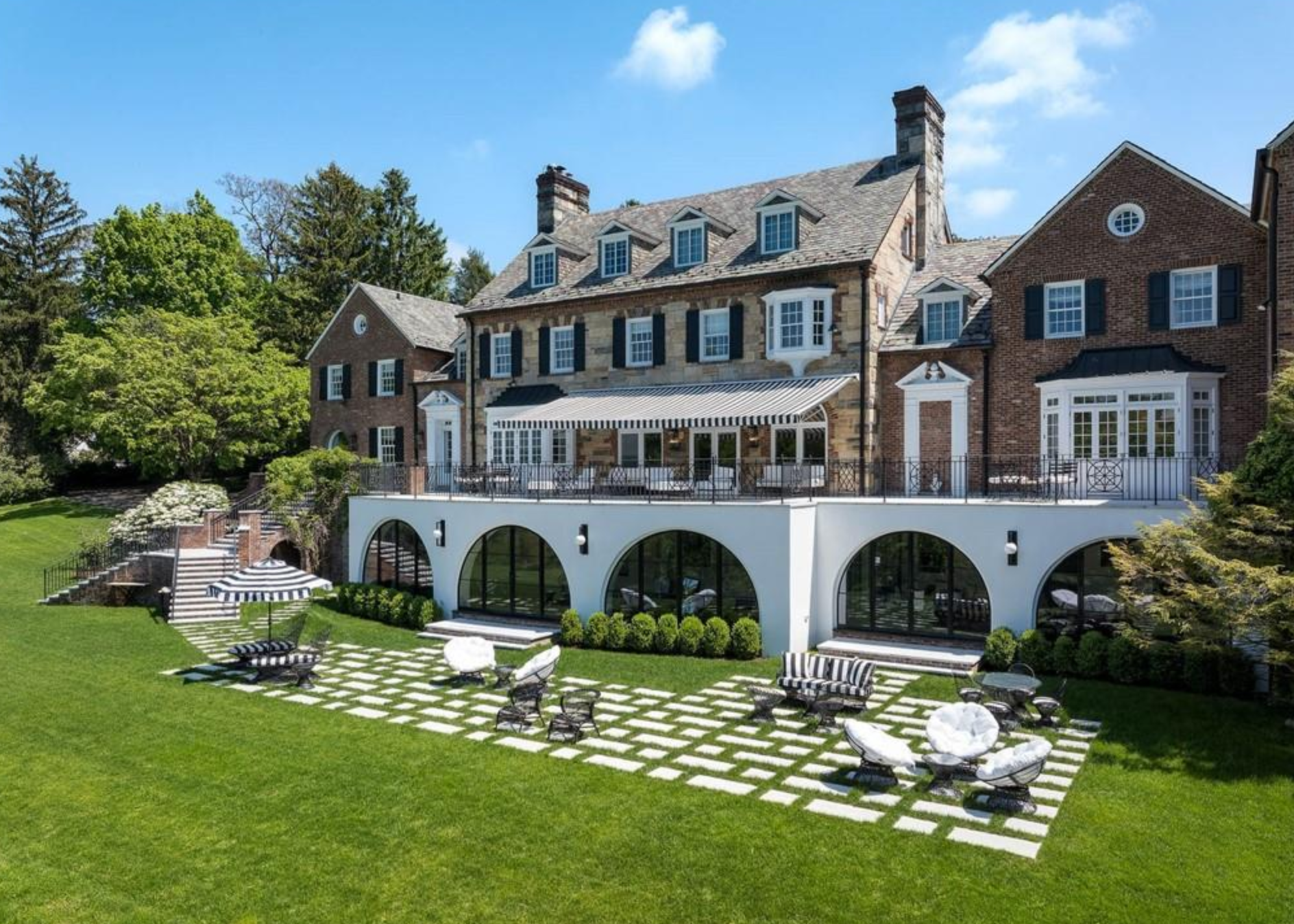 En total, la vivienda tiene 1.078 metros cuadrados de espacio habitable repartidos en cuatro plantas