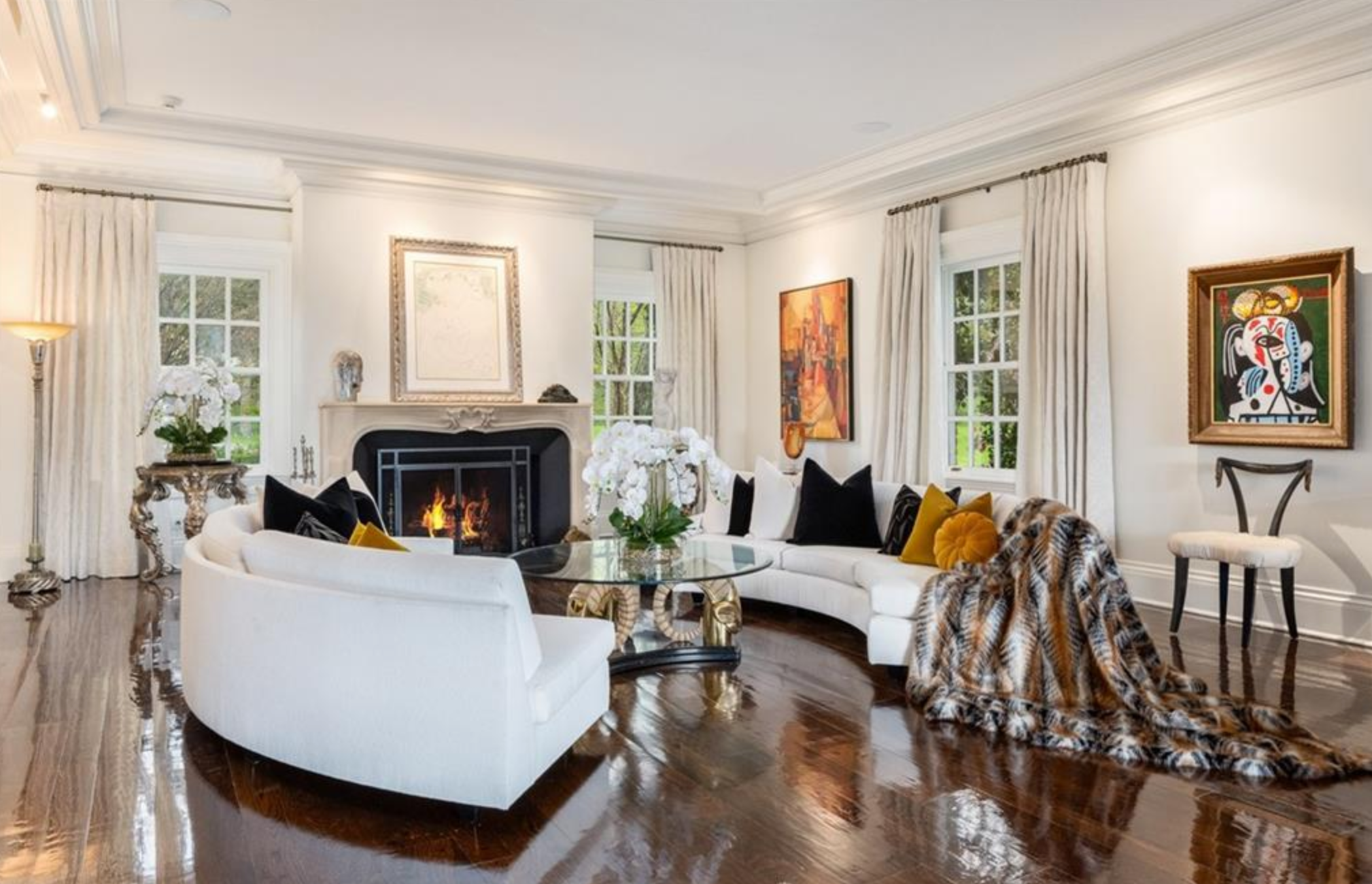 Longmeadow, nombre con el que ha sido bautizada la propiedad, tiene múltiples salas de estar, muchas de ellas con chimenea, en las que relajarse es un placer