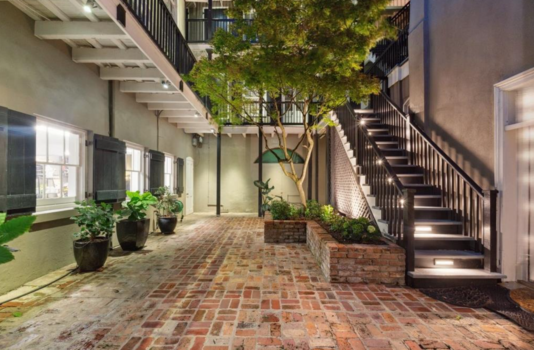 La mansión tiene adosados dos apartamentos que en su tiempo eran para el servicio y que hoy día pueden ser estancias para invitados 