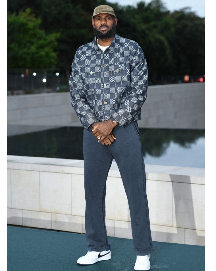 LeBron James, uno de los deportistas, mejor pagados, busca una nueva medalla olímpica en París.