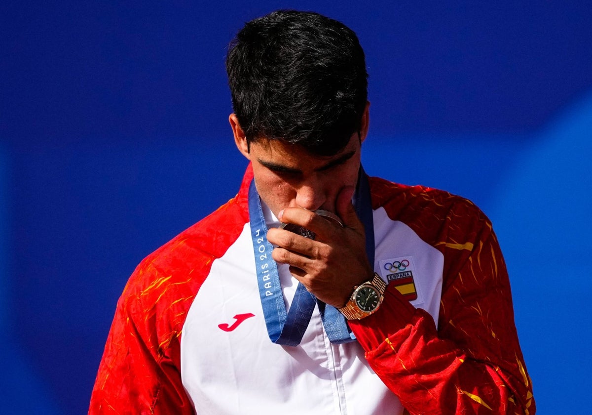 Carlos Alcaraz con su nuevo Rolex de oro en los Juegos Olímpicos de París.