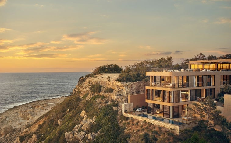 Imagen principal - Así es el hotel de lujo de Ibiza donde Katy Perry pasa sus vacaciones