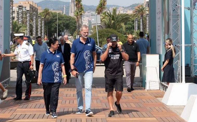 Imagen principal - El Rey Felipe VI con zapatillas Tropicfeel en Barcelona; modelo All-Terrain AC75 (139€)