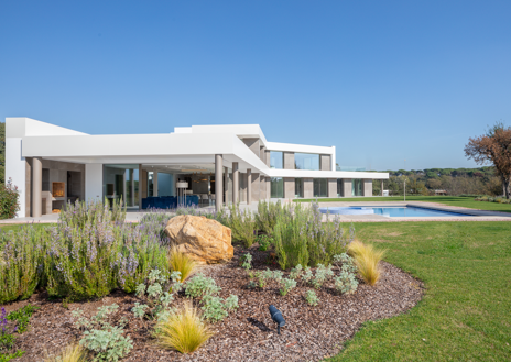 Imagen secundaria 1 - La vivienda ofrece cinco dormitorios, nueve cuartos de baño y una amplia zona exterior con piscina, jacuzzi y jardín