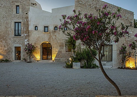 Imagen secundaria 1 - Así es el exclusivo hotel de Mallorca en el que pasó su noche de bodas el hijo de Emilio Aragón