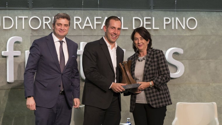 En 2017 la Fundación Rafael del Pino otorgó el Premio Liderazgo Joven 2017 a Javier Oliván.